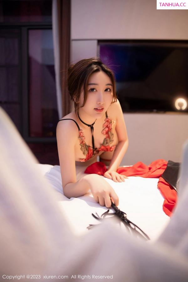 江真真  [XiuRen]高清写真图 2023.04.06 No.6529 江真真 黑丝短裙第77张图片